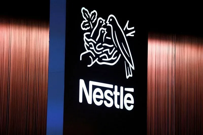 Kremlin confisca ativos da Nestlé e da Auchan na Rússia em onda de nacionalizações